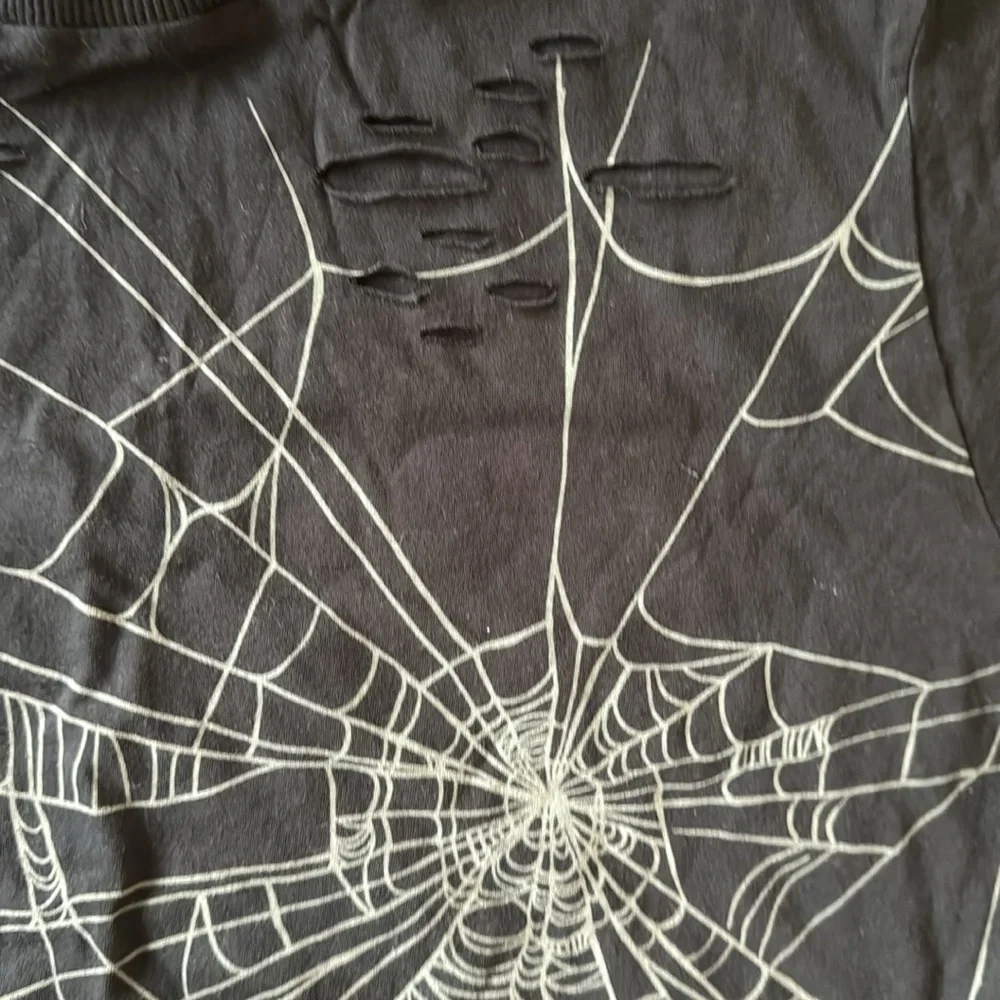 NWT Torrid Black Distressed Spiderweb Relaxed Tshirt - Size 2 - Picture 4 of 4